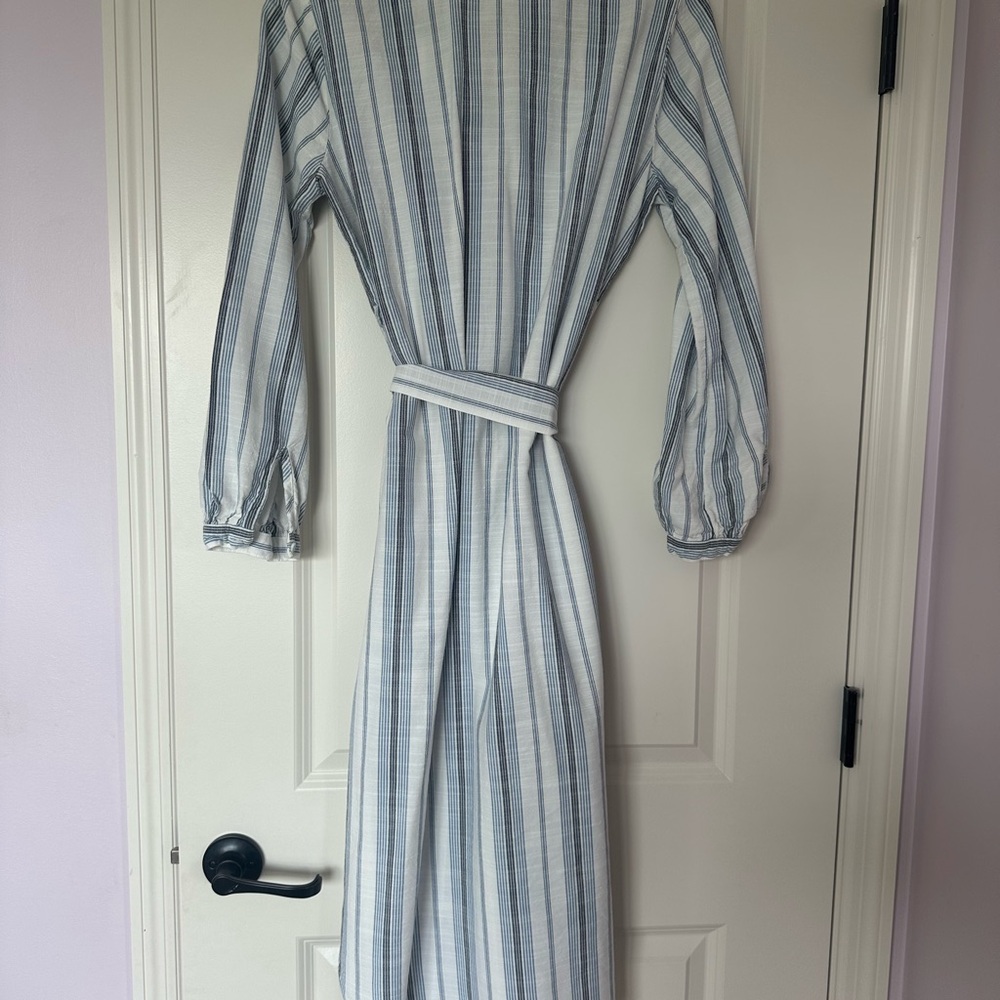 Curved Hem Maxi Dress
Cloth And Stone MARINASTRIPE Size Medium - Picture 3 of 6
